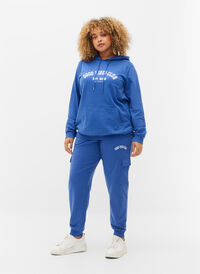 Joggebukser med cargolommer, Dazzling Blue, Model