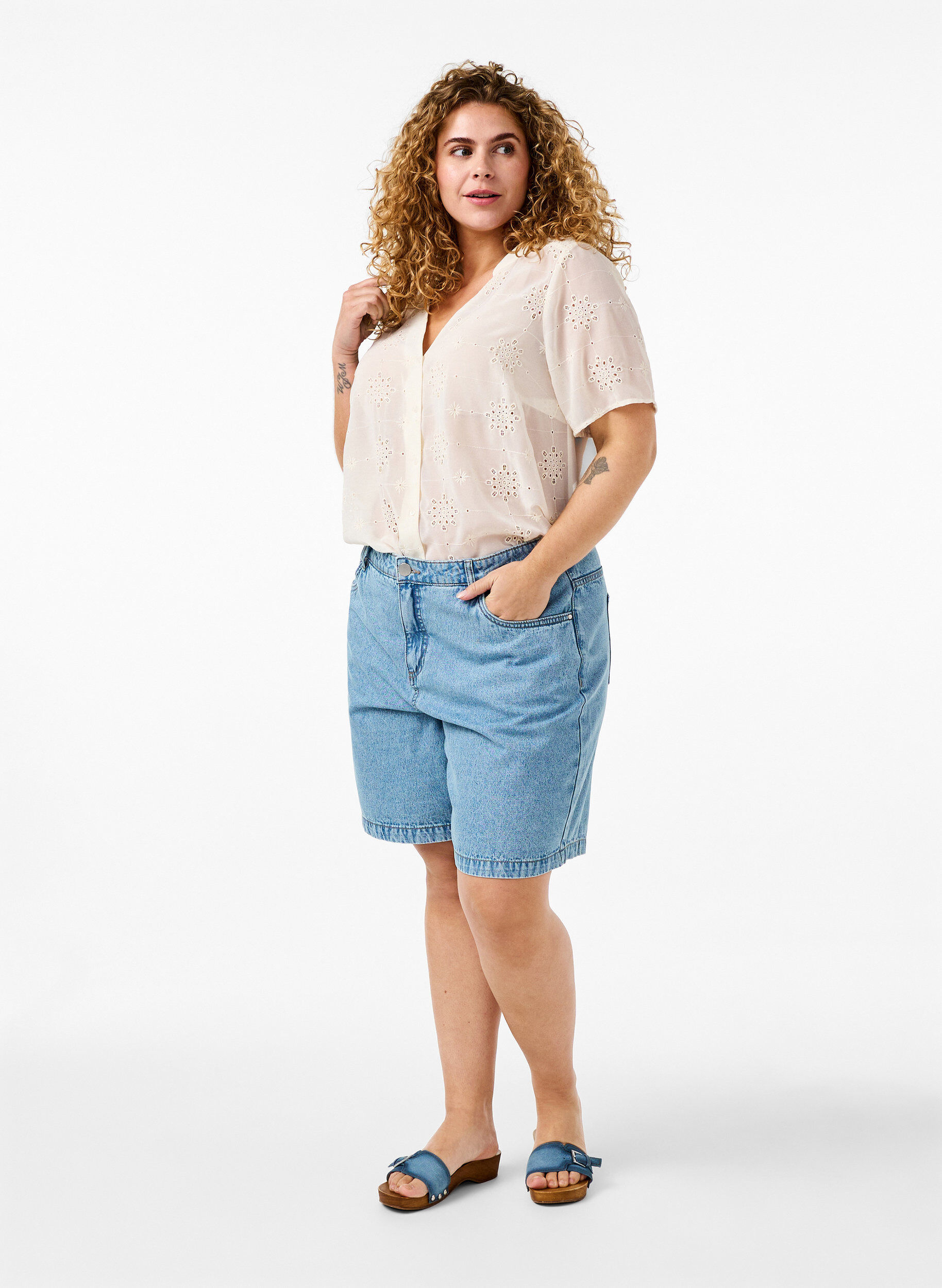 Zizzi Kortermet skjortebluse med broderi anglaise, Antique White, Model image number 2