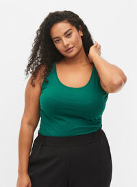 Ensfarget basistopp i bomull, Evergreen, Model