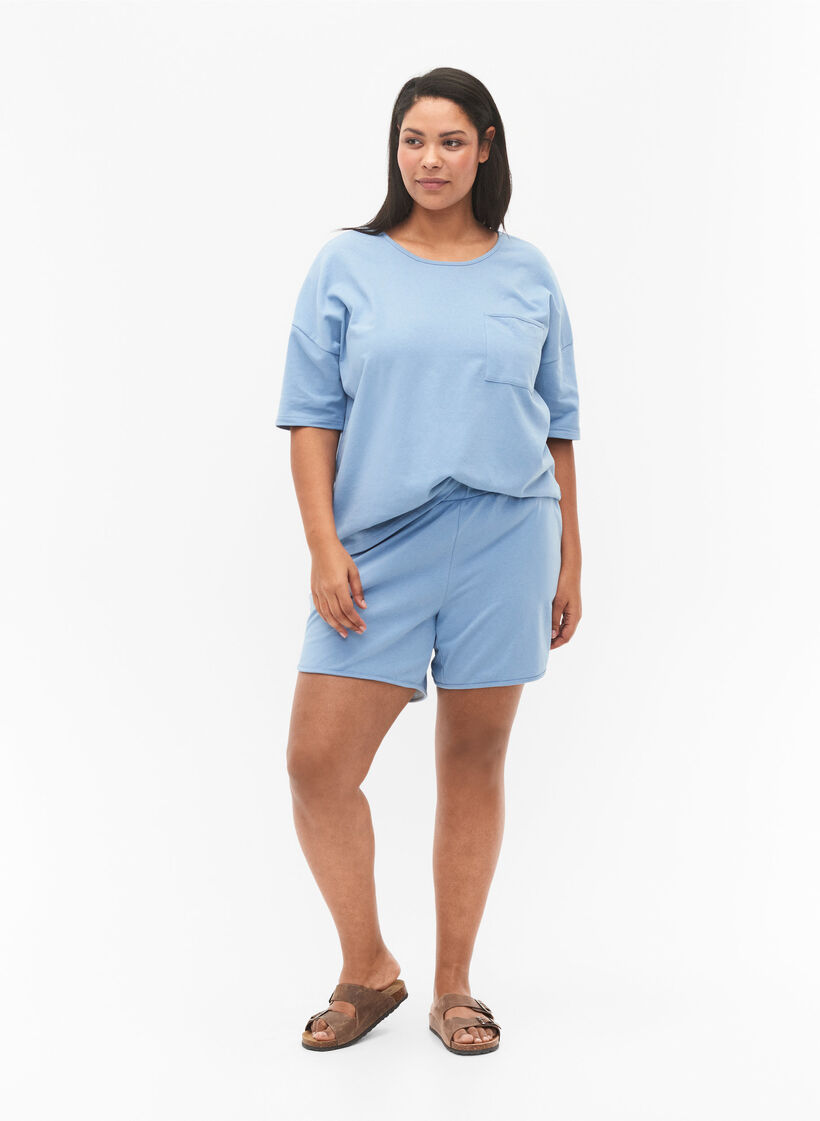 Ensfargede joggeshorts med lommer, Faded Denim, Model image number 3