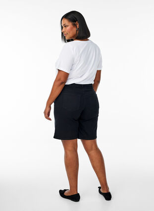 Zizzi FLASH - Løse denimshorts med høy midje, Svart, Model image number 2