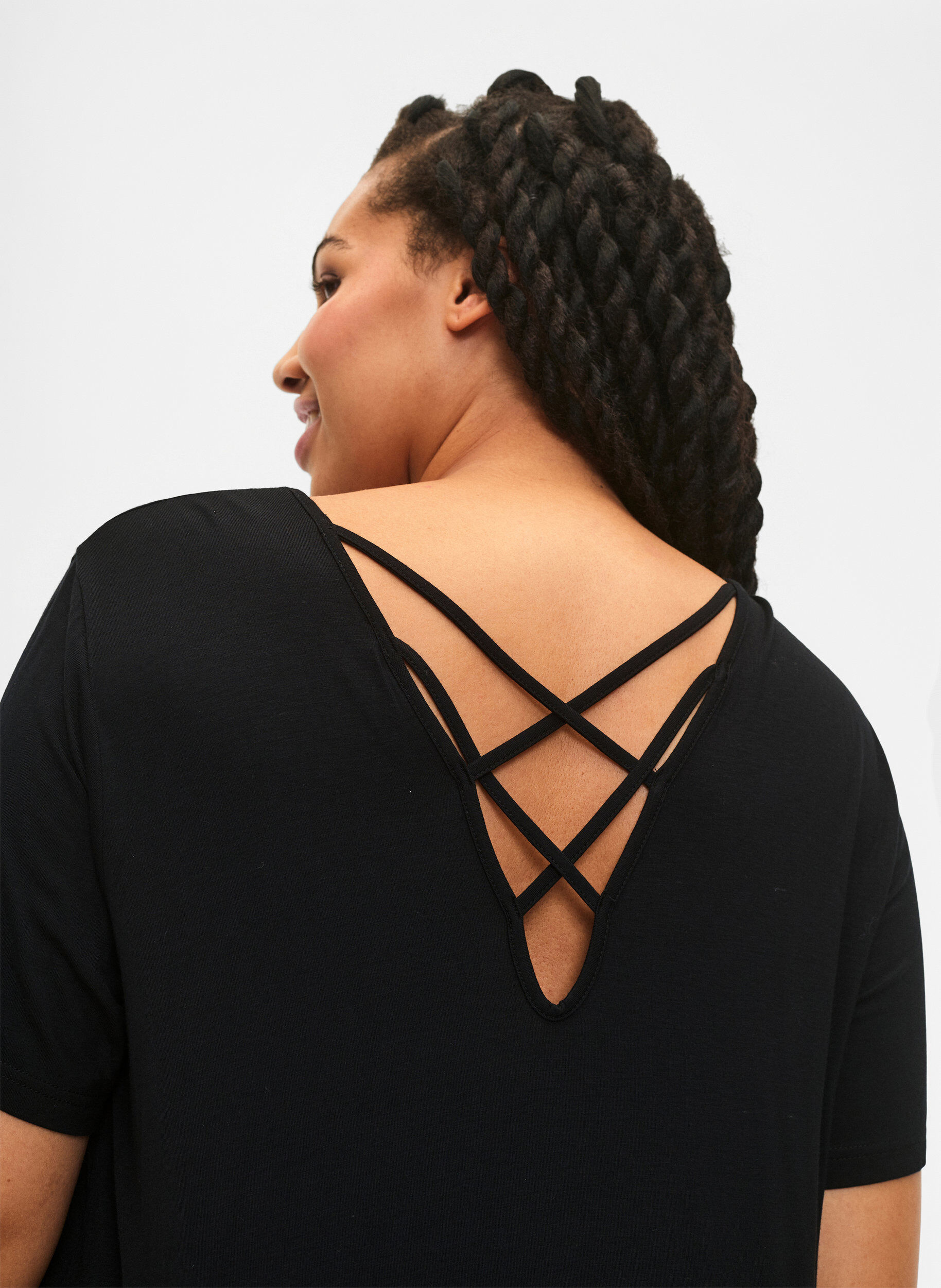 Zizzi Kortermet viskosekjole med ryggdetaljer, Svart, Model image number 3