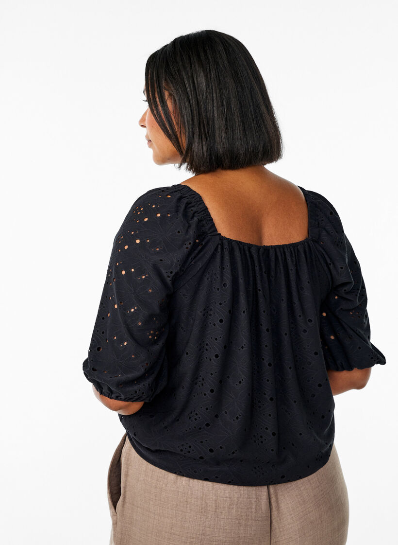 Bluse med korte puffede ermer og hullm&oslash;nster, Svart, Model image number 2