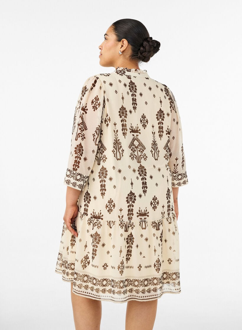 Kjole med ornamentm&oslash;nster og krage med rysjer, Beige, Model image number 2