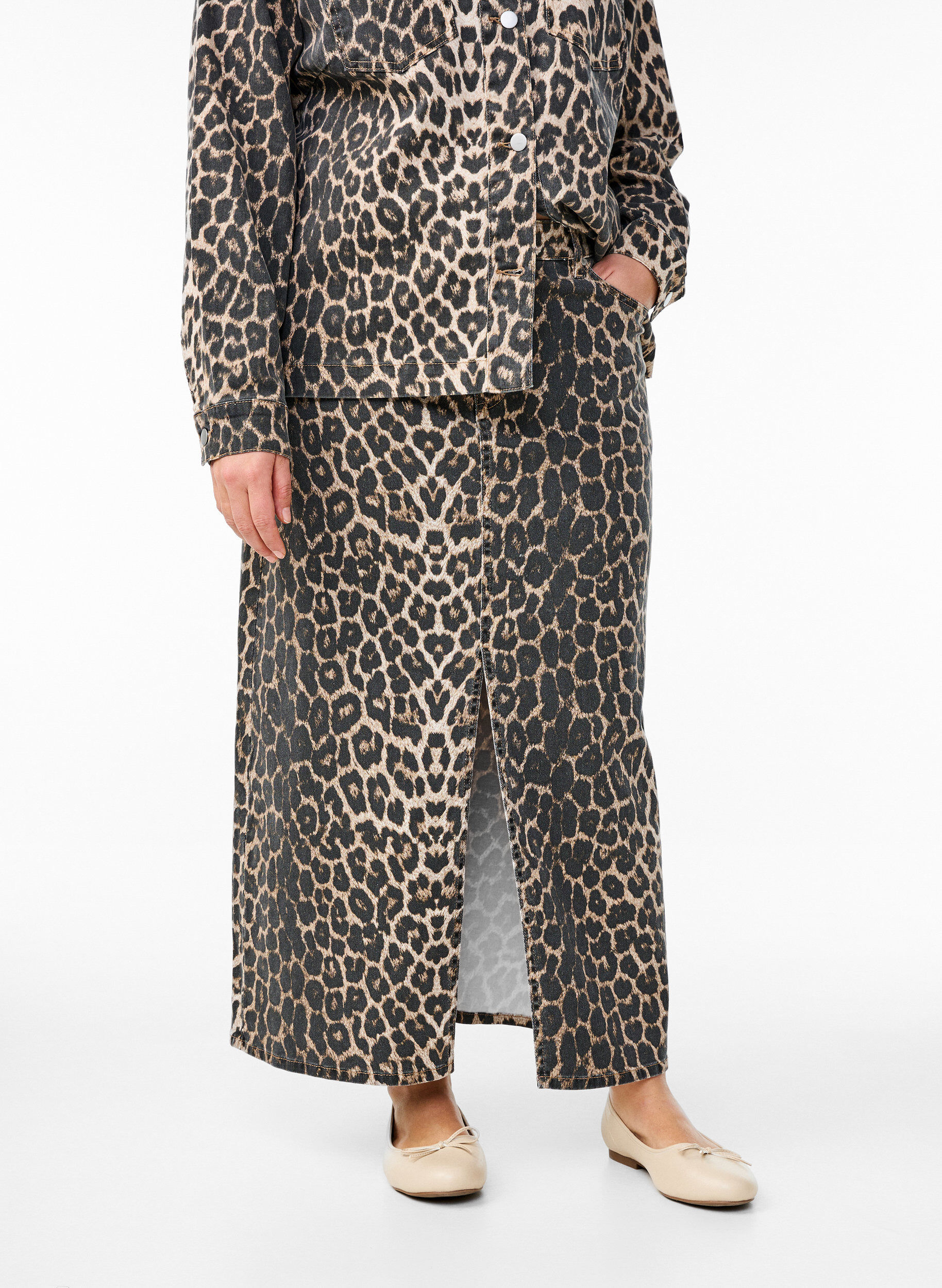 Zizzi Maxiskj&oslash;rt med leopardm&oslash;nster og frontslipp, Leo AOP, Model image number 2