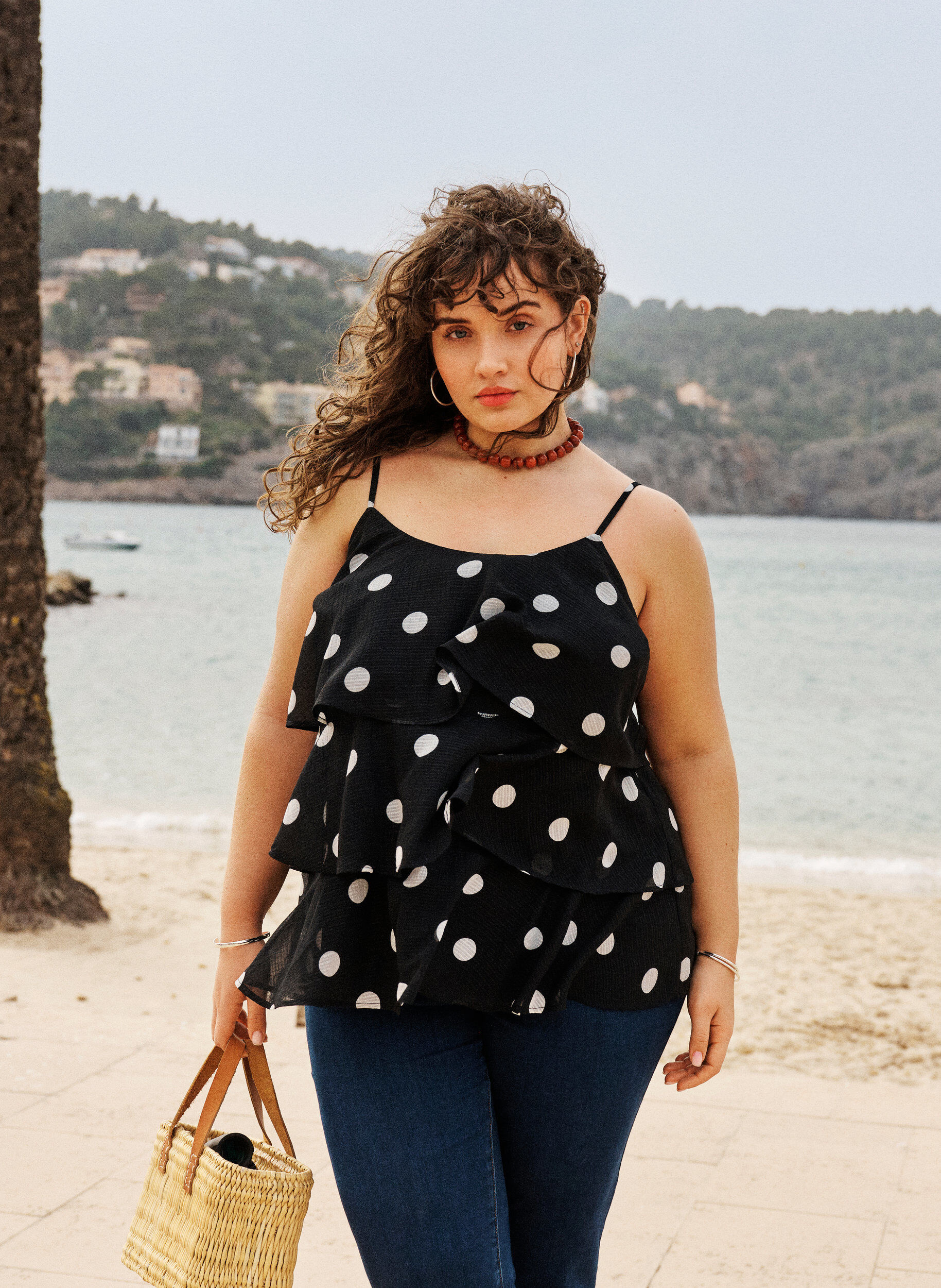 ZizziLag-p&aring;-lag topp med volanger og spaghetti-stropper, Svart, Image image number 0