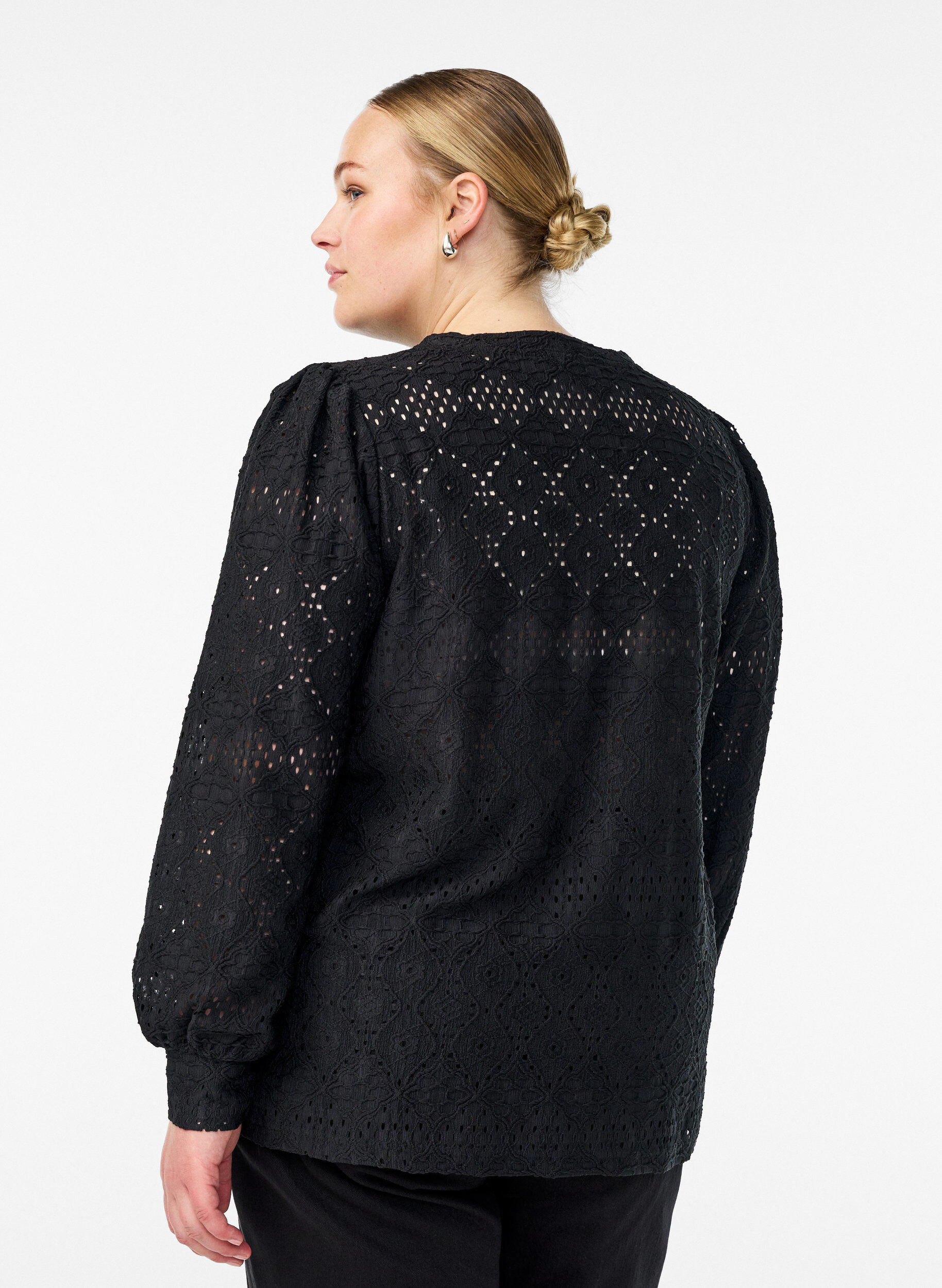 Zizzi Langermet bluse med hullbroderi, Svart, Model image number 2