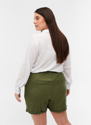 Løse shorts i lyocell med lommer, Kaki Green, Model image number 1