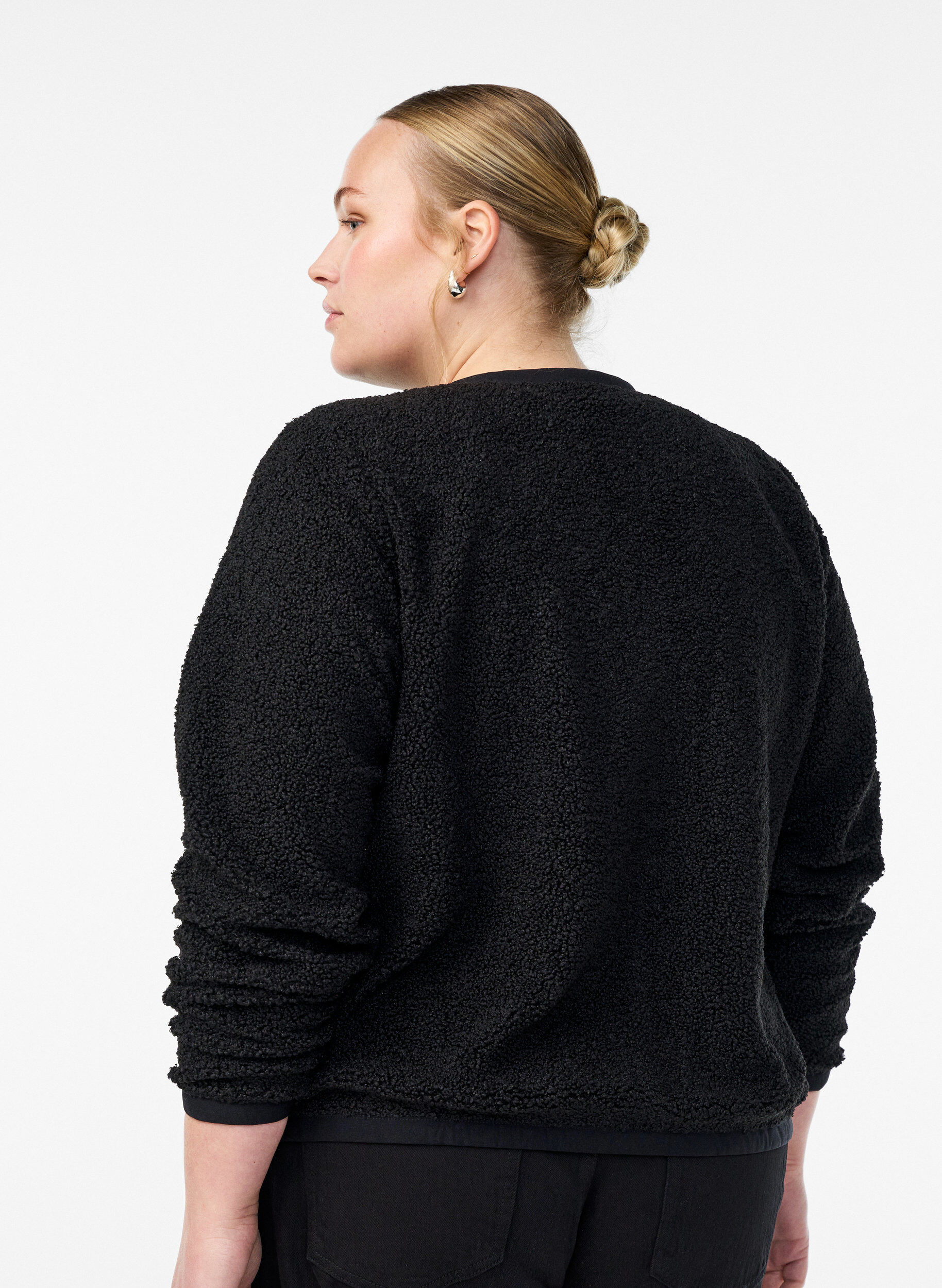 Zizzi Teddy cardigan med gullfargede knapper, Svart, Model image number 2