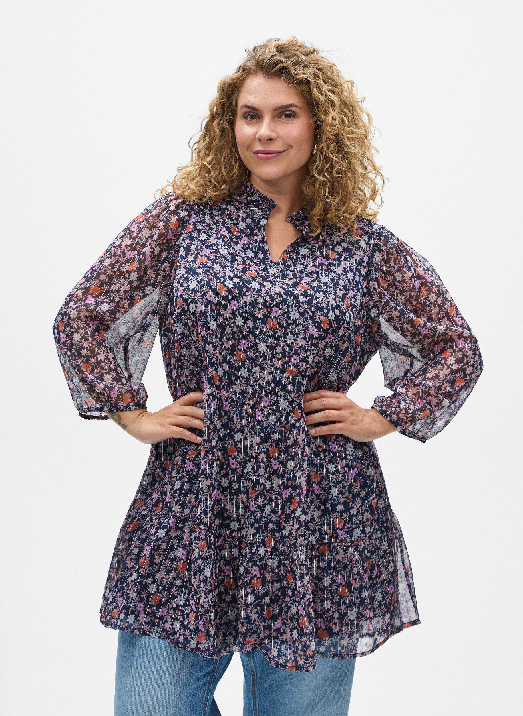 ZizziTunika med blomsterm&oslash;nster og glittertr&aring;der, Bl&aring;, Model image number 0