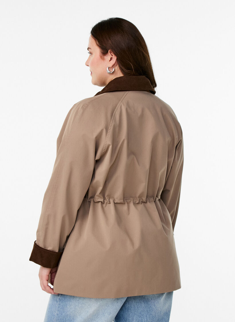 Vårjakke med kontrasterende cordfløyelsdetaljer, Desert Taupe, Model image number 1