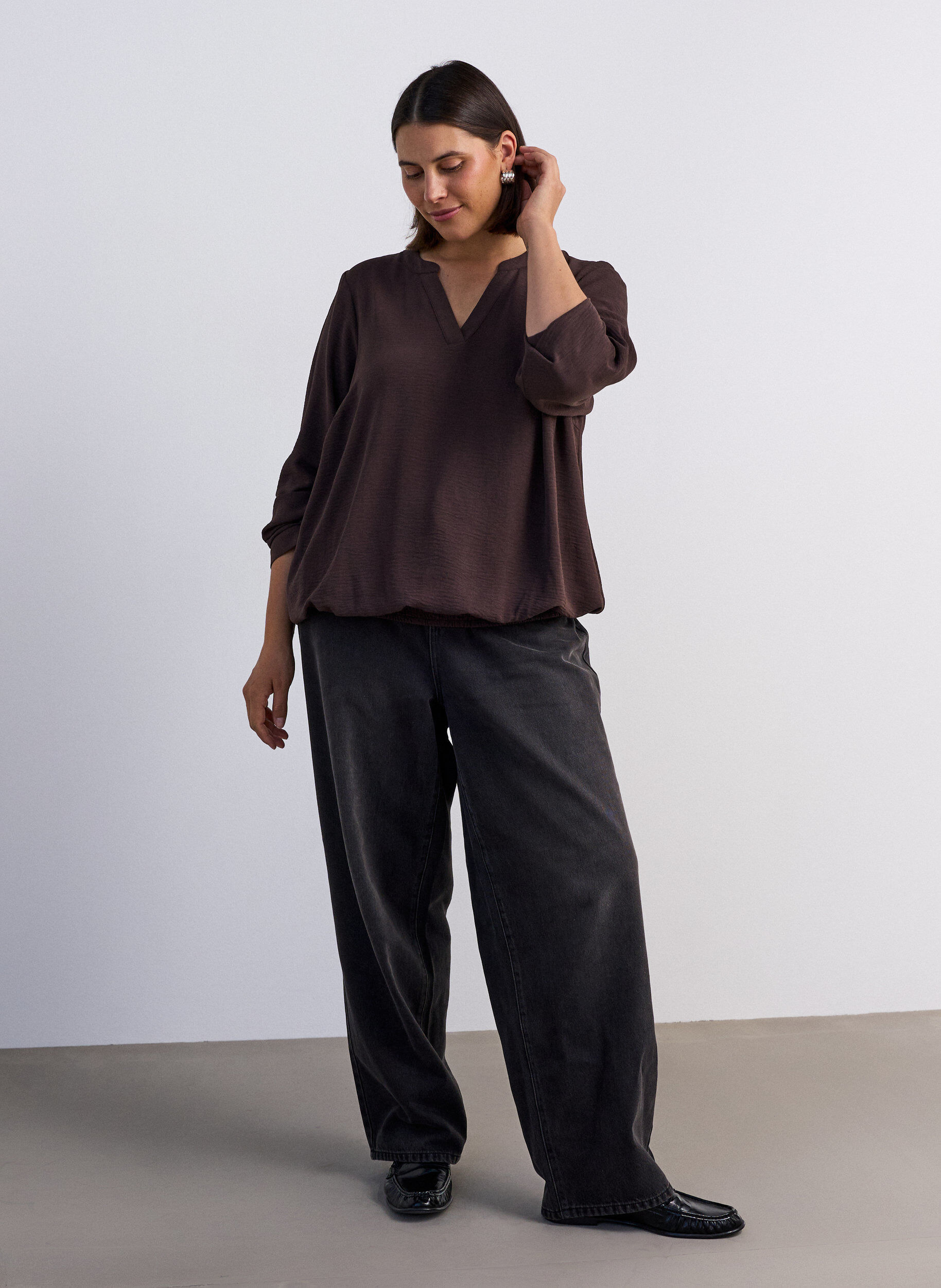 ZizziBluse med ballongsilhuett og V-hals, Brun, Model image number 1