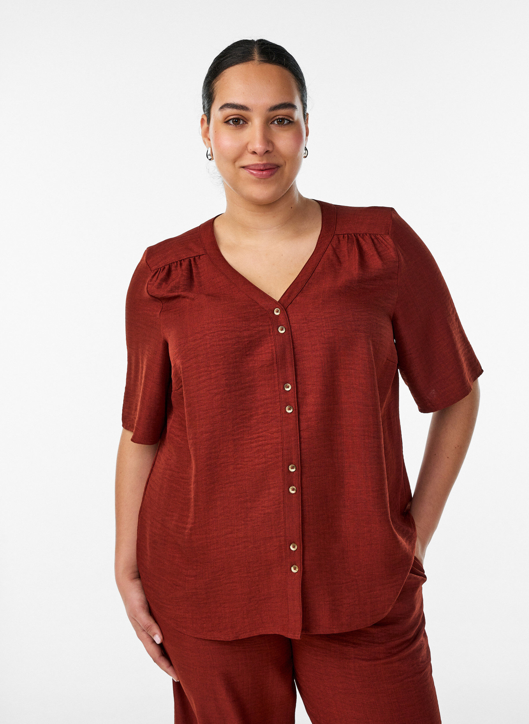 Skjortebluse med V-hals og korte ermer, R&oslash;d, Model