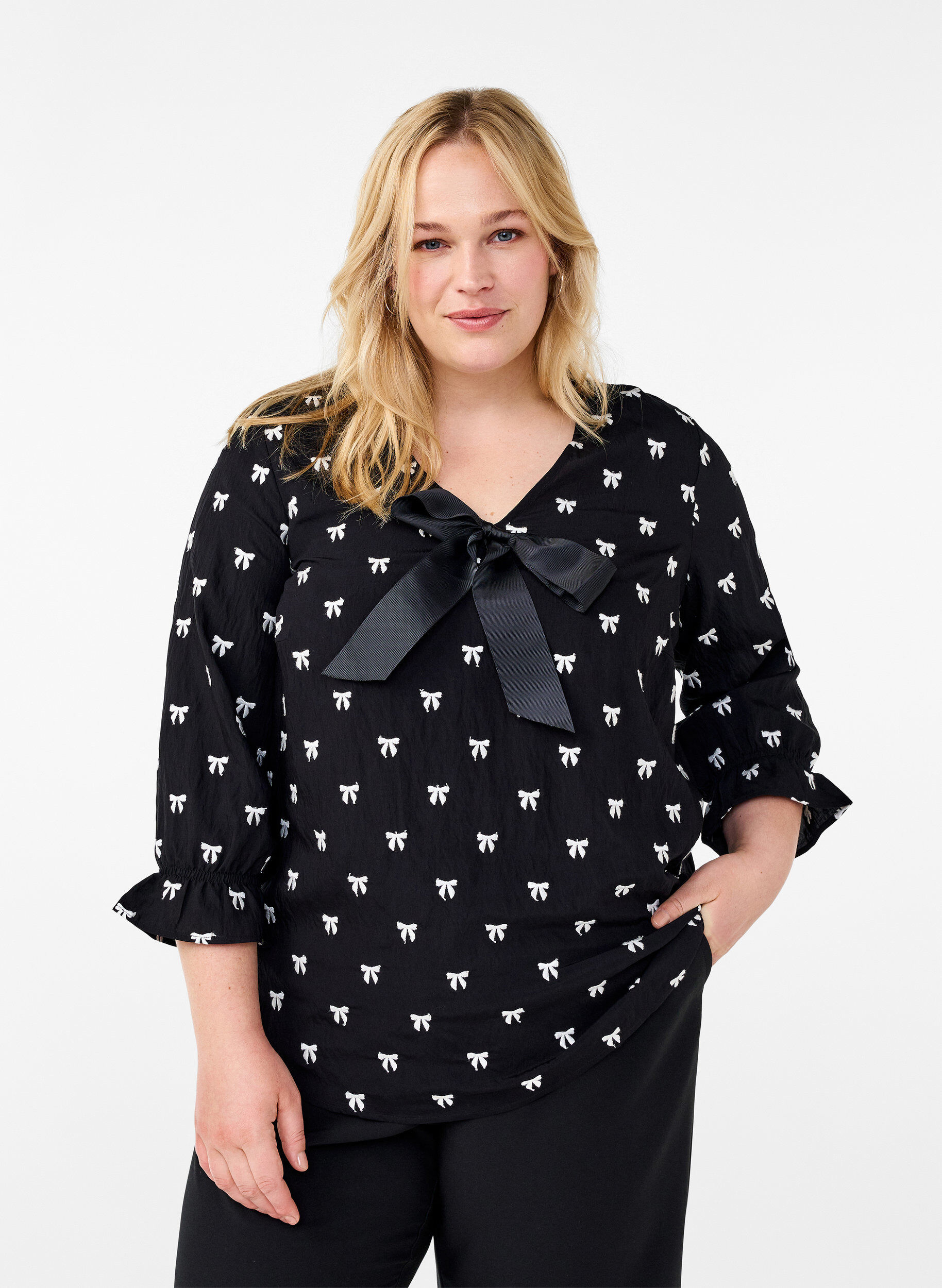 Zizzi Bluse med sl&oslash;yfer og 3/4-ermer, Black White Bow, Model image number 0