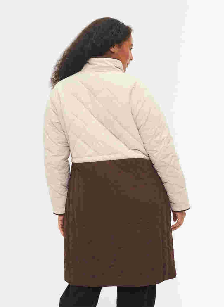 Lang quiltet jakke med colorblock, Black Coffee Comb, Model