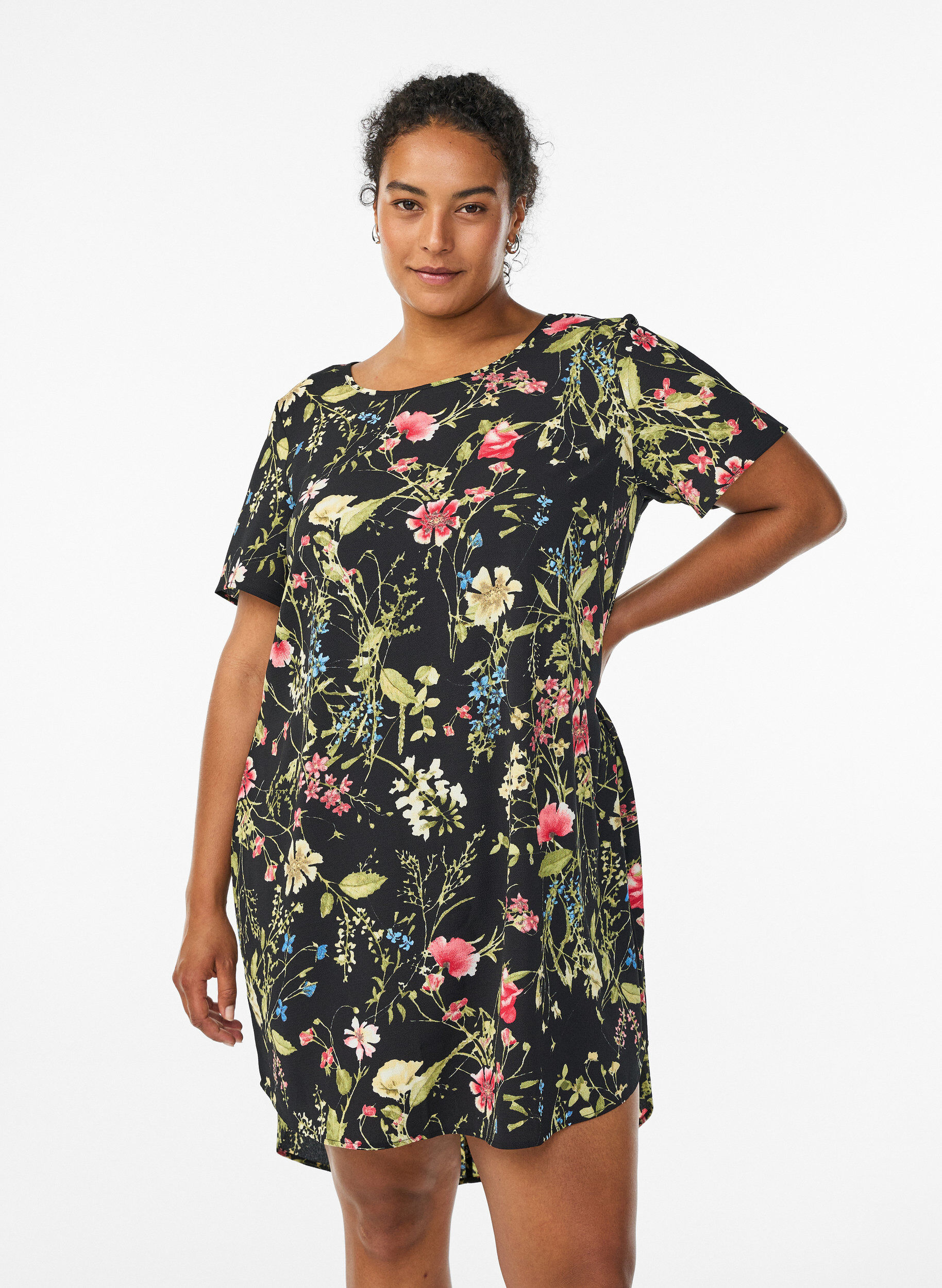 Kjole med trykk og korte ermer, Svart, Model