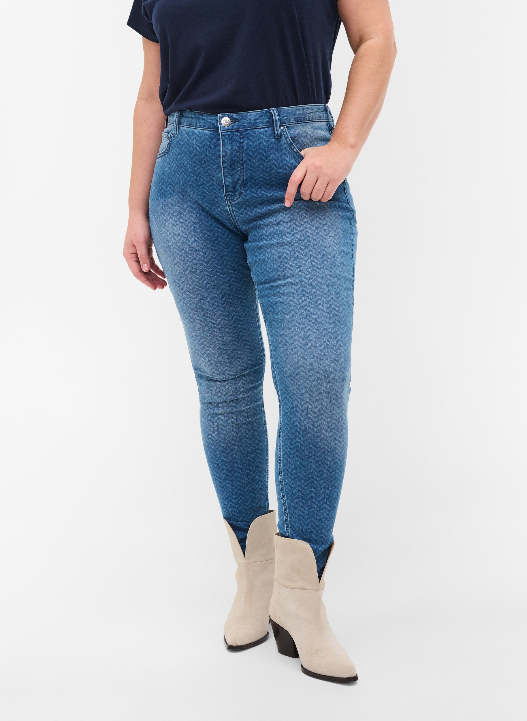 Zizzi M&oslash;nstrete Amy jeans med h&oslash;yt liv, Ethnic Pri, Model image number 3