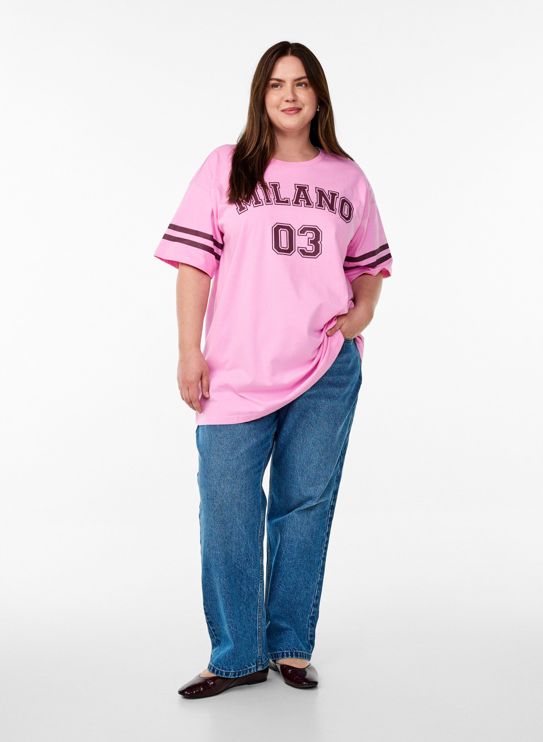 Zizzi Sporty oversized college T-skjorte, Rosa, Model image number 1