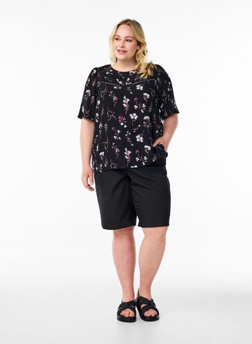 Zizzi Blomstret bluse med korte ermer, Svart, Model image number 1