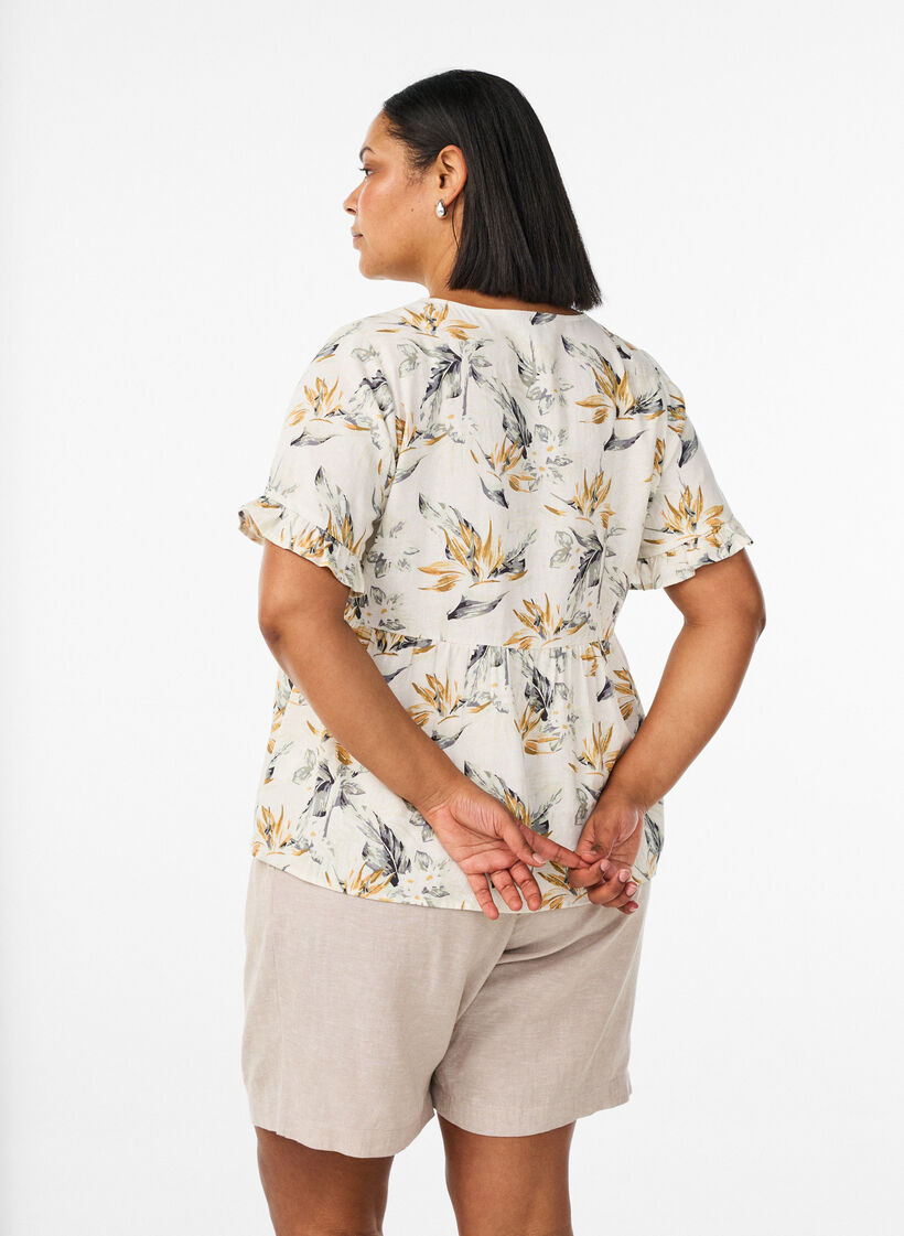 H&oslash;ymidjede shorts i lin og viskose, Beige, Model image number 2