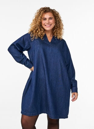 Zizzi Kort denimkjole med V-hals og krage, Dark Blue Denim, Model image number 0