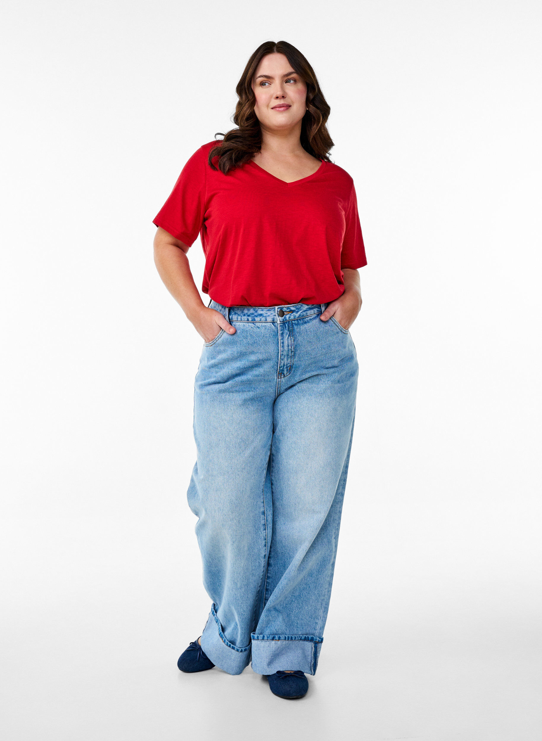 Zizzi Kortermet basic T-skjorte med V-hals, R&oslash;d, Model image number 1