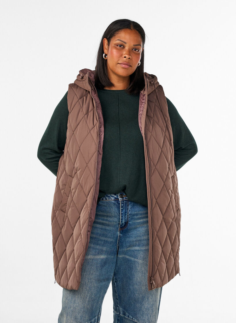 Mellomlang quiltet vest med hette, Brun, Model image number 0