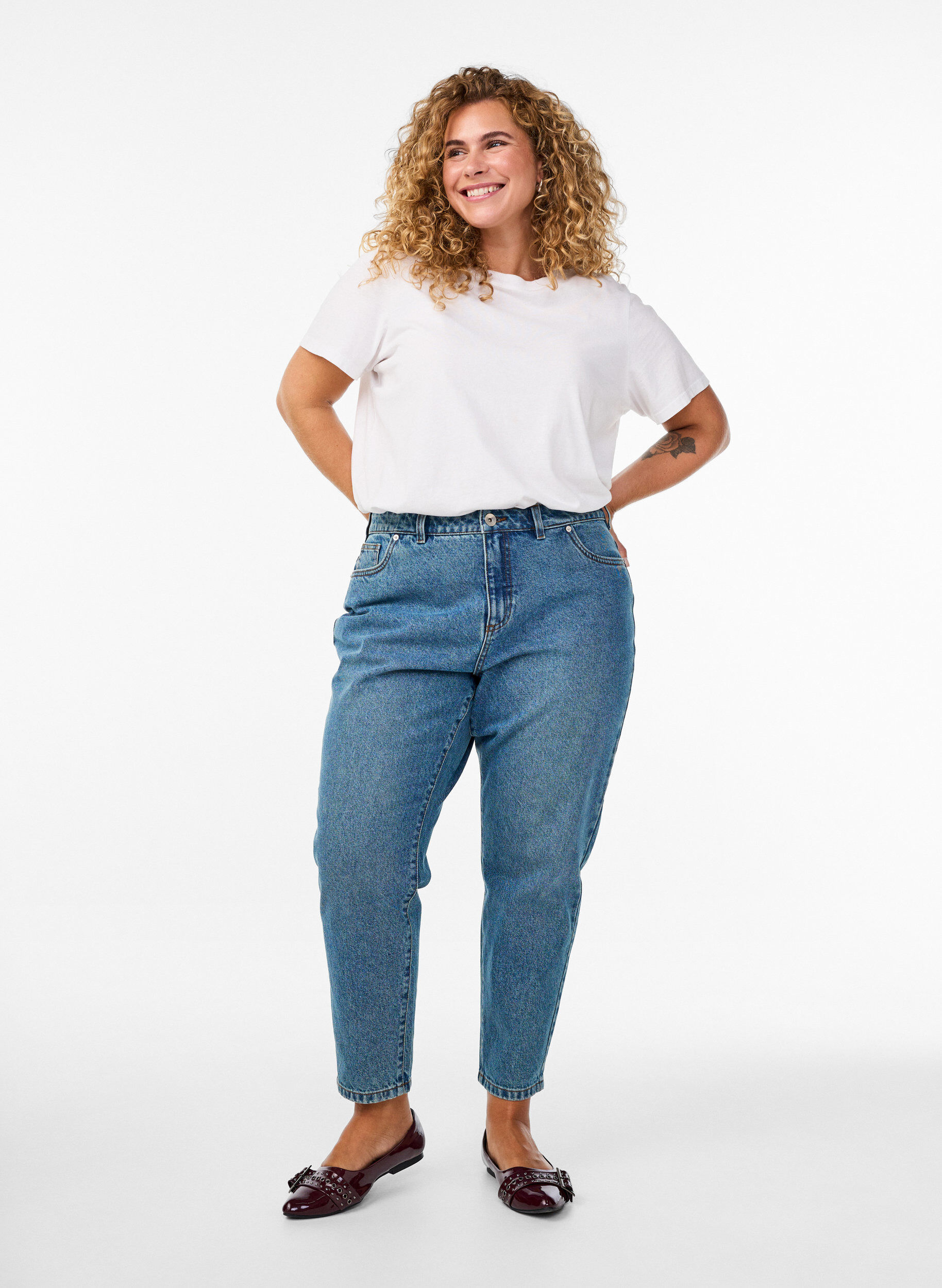 Mille Mom Fit Jeans med h&oslash;y midje, Bl&aring;, Model