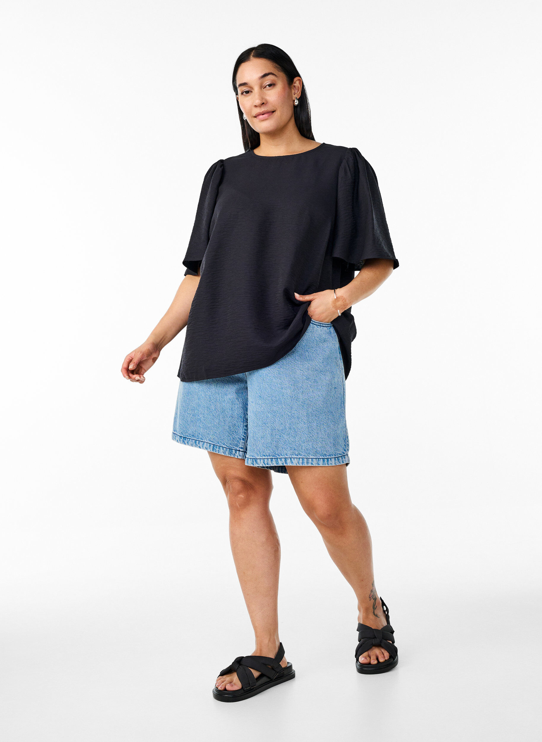 Zizzi Bluse med korte, vide ermer, Svart, Model image number 1