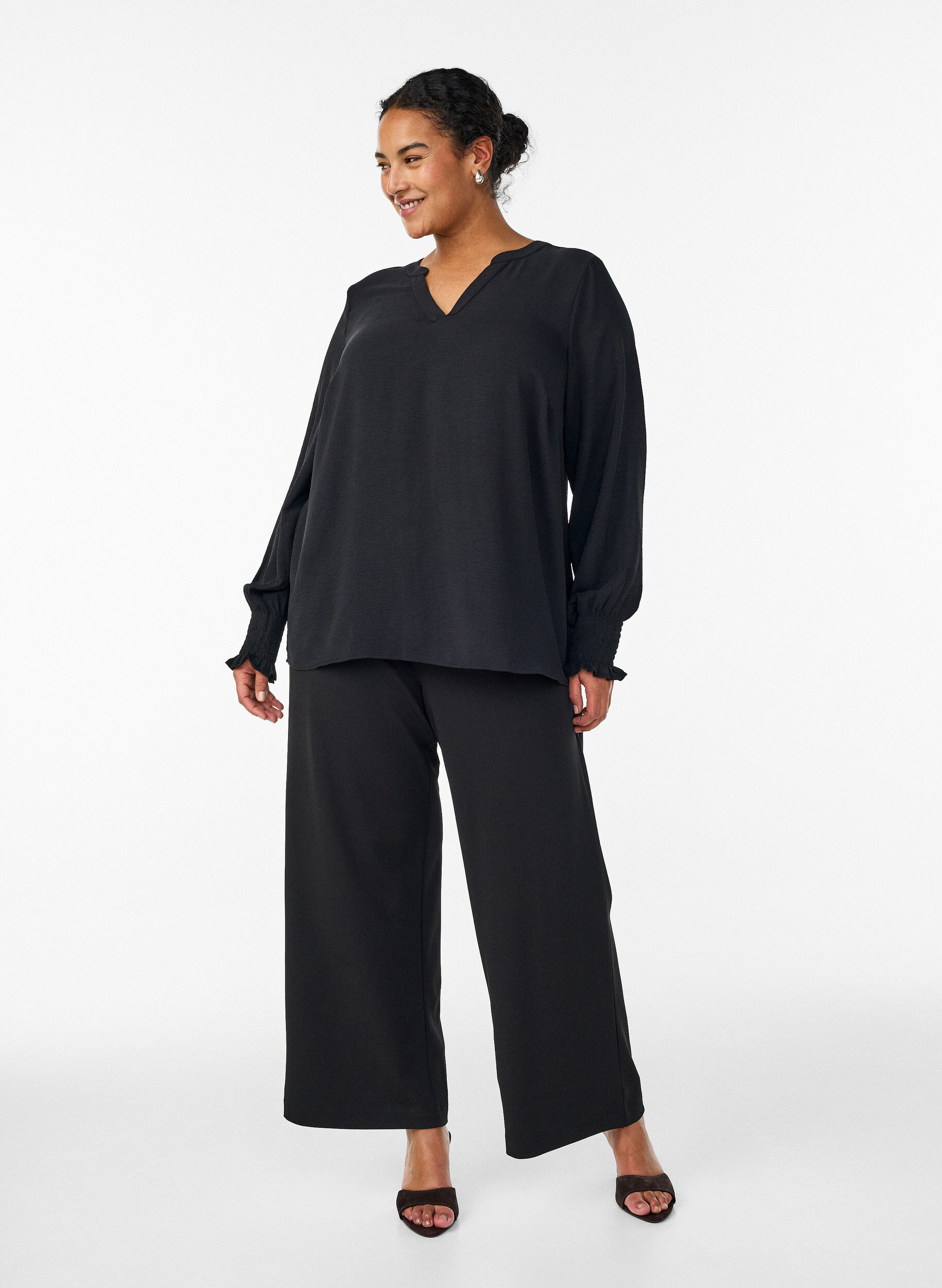 ZizziBluse med smockmansjetter og V-hals, Svart, Model image number 1