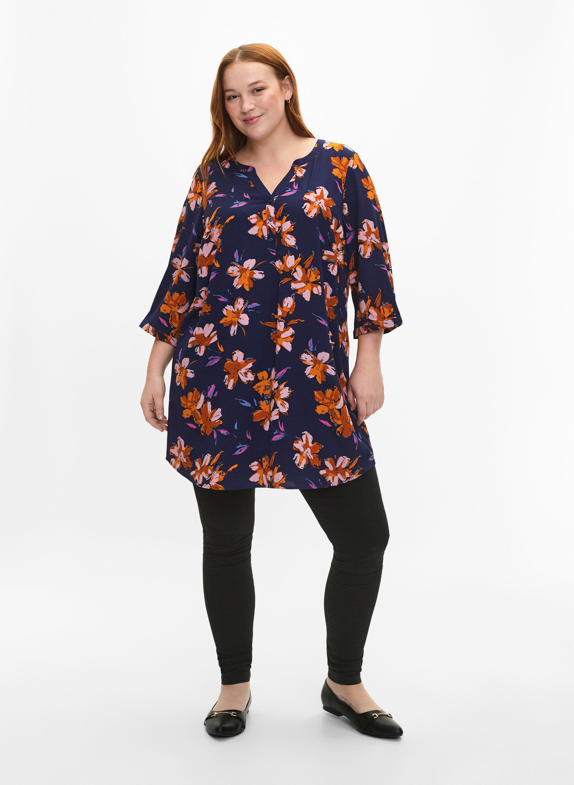 Zizzi Blomstret tunika med 3/4 ermer, Peacoat Flower AOP, Model image number 2