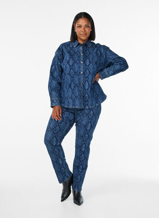 Zizzi Løs denimskjorte med slangetrykk, Denim Snake AOP, Model image number 1