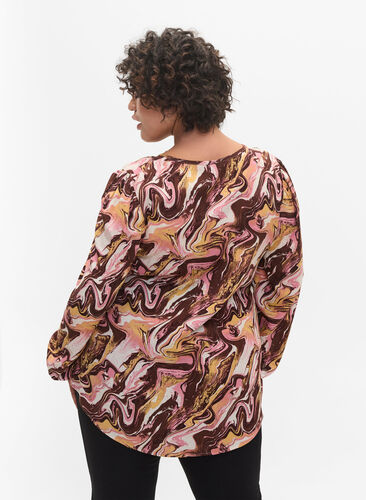 Mønstrete viskosebluse med V-hals, AOP, Model image number 1