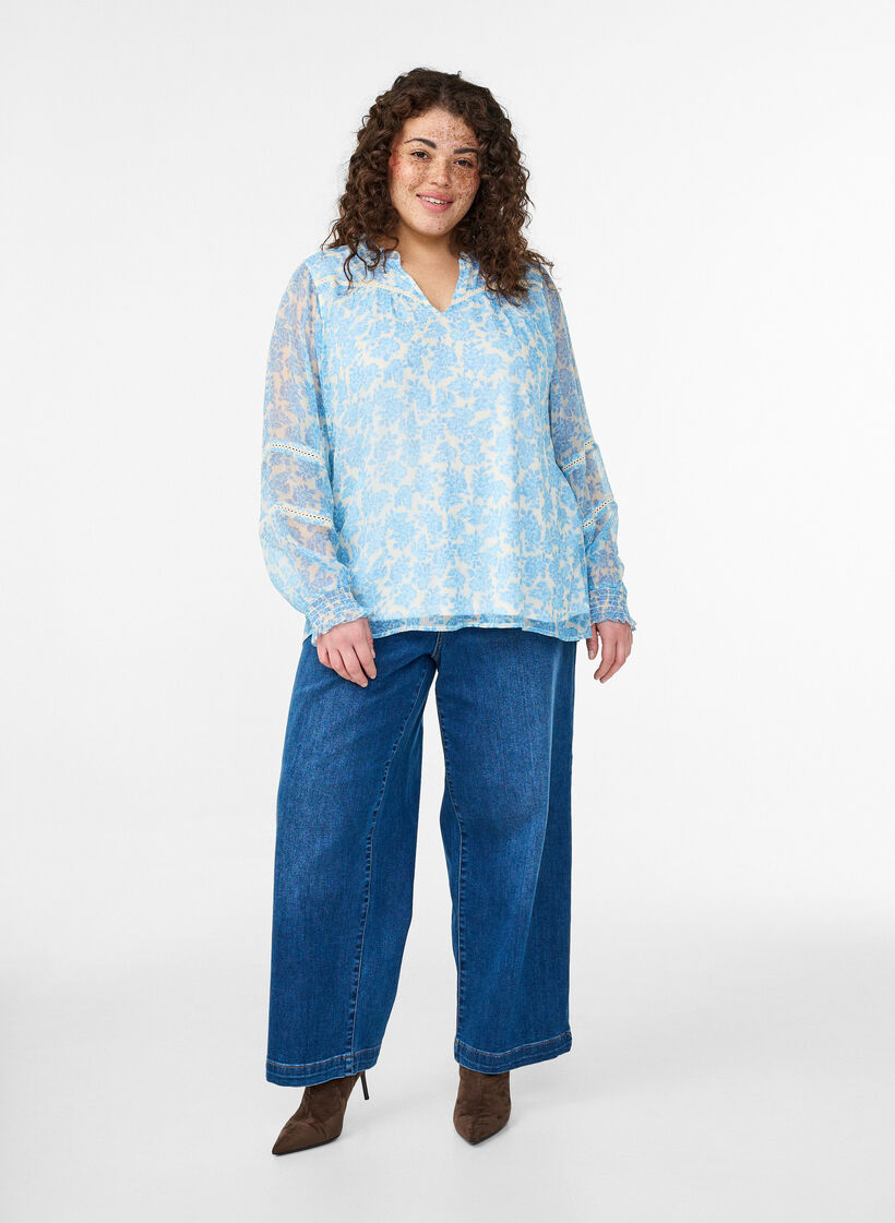 Chiffonbluse med blomstertrykk og heklekant, Blå, Model image number 1