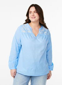 Bluse med broderidetaljer, Blå Bluse med broderidetaljer, Blå, Model