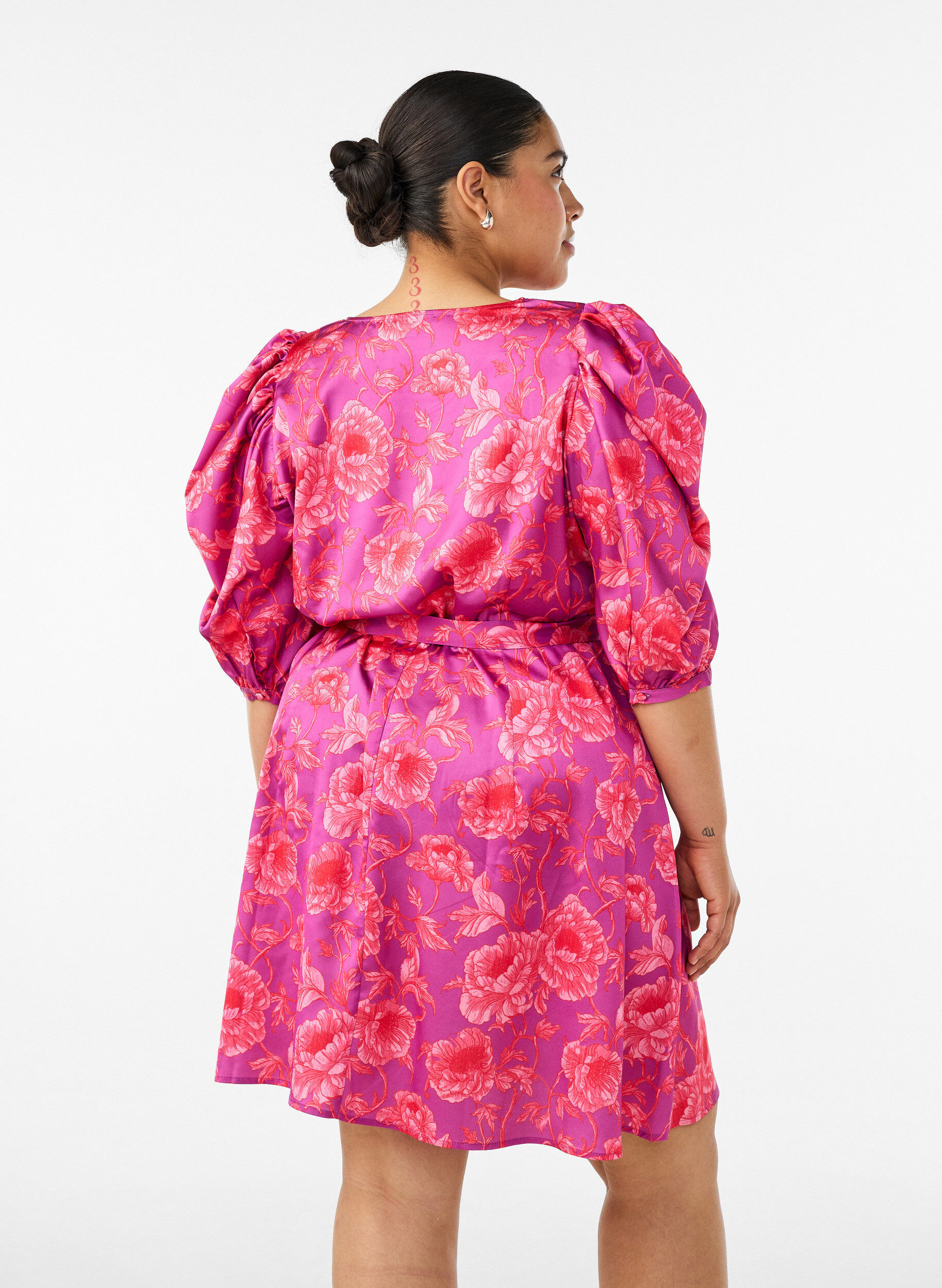 ZizziBlomstret kjole med puffede ermer og knytebelte, Rosa, Model image number 2