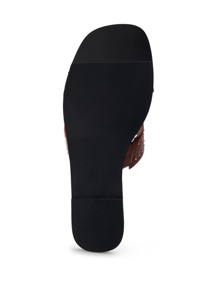 Flate slip-on-sandaler med bred passform og nitter, Friar Brown, Packshot