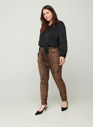 Amy jeans med print, Leopard, Model image number 2