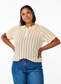 Strikket poloskjorte med hullmønster, Beige Strikket poloskjorte med hullmønster, Beige, Model