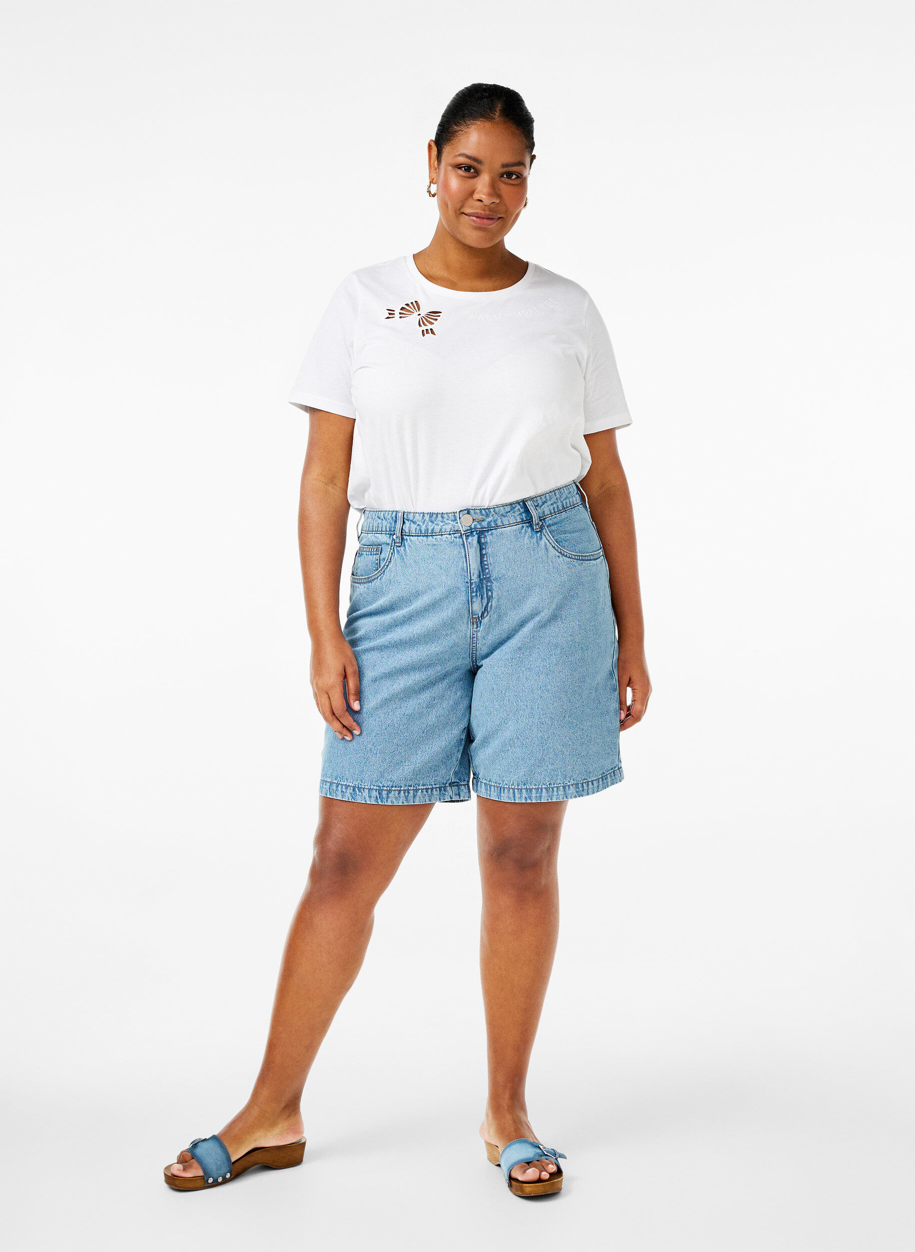 Zizzi T-skjorte i &oslash;kologisk bomull med sl&oslash;yfedetaljer, Bright White, Model image number 2