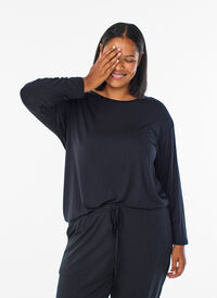 Nattbluse i modalstoff med lange ermer, Svart Nattbluse i modalstoff med lange ermer, Svart, Model