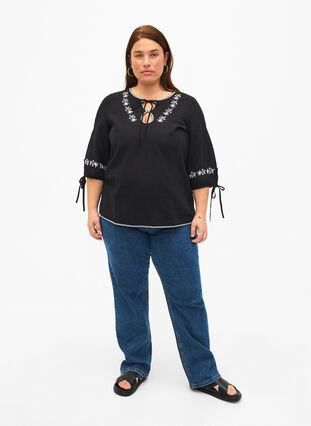 Zizzi Brodert bluse i bomullsblanding med lin, Black W. EMB, Model image number 2
