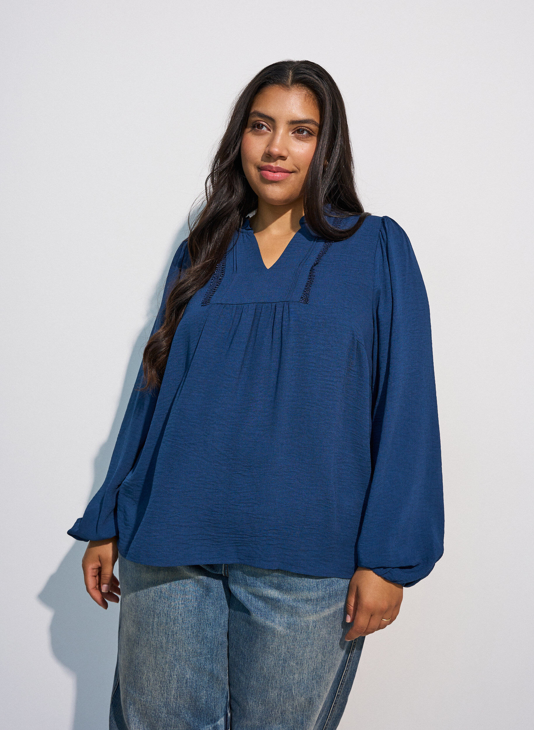 Bluse med V-hals og heklet b&aring;nd, Bl&aring;, Model