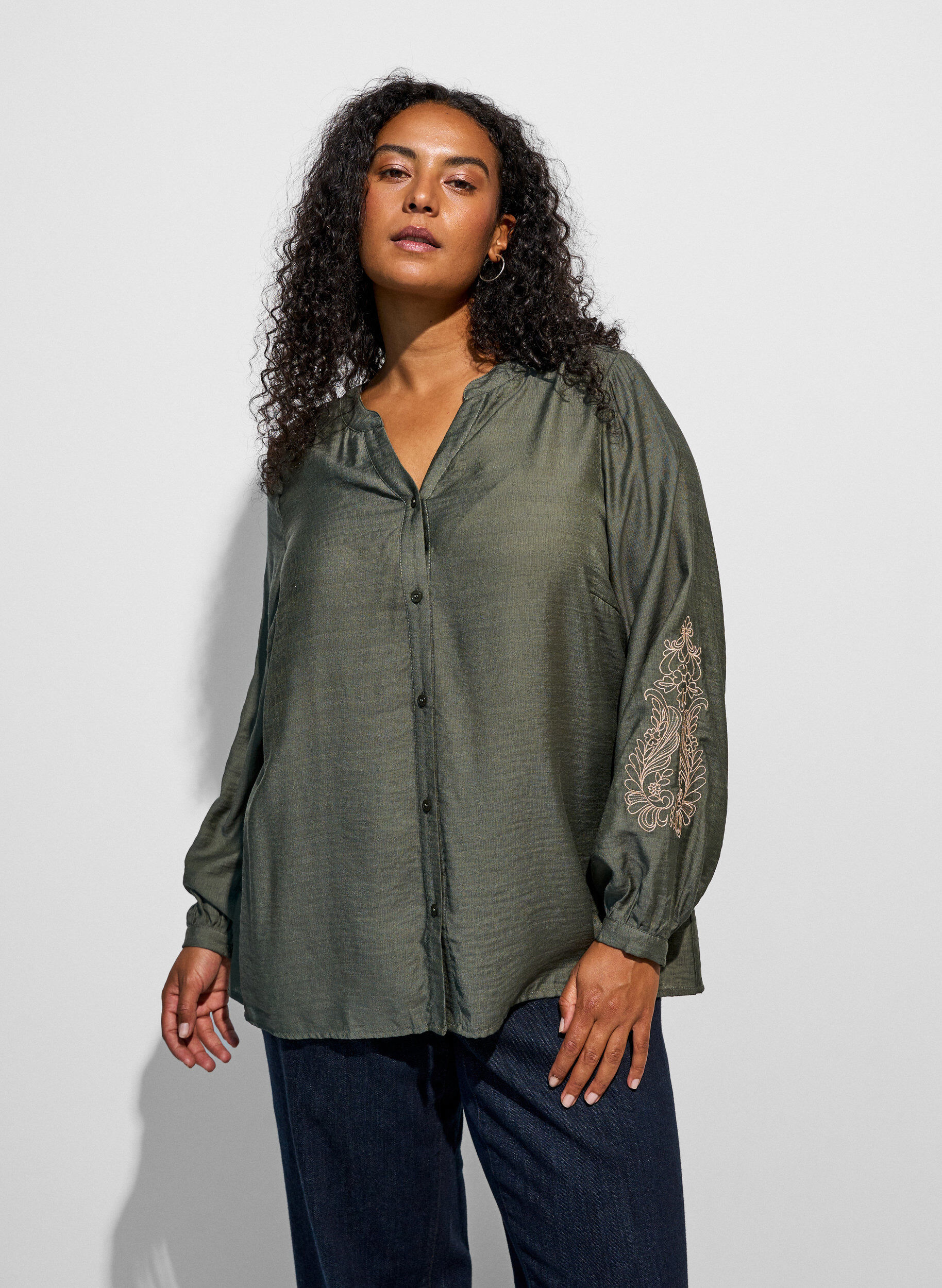 ZizziViskoseskjorte med broderte ermer, Gr&oslash;nn, Model image number 0