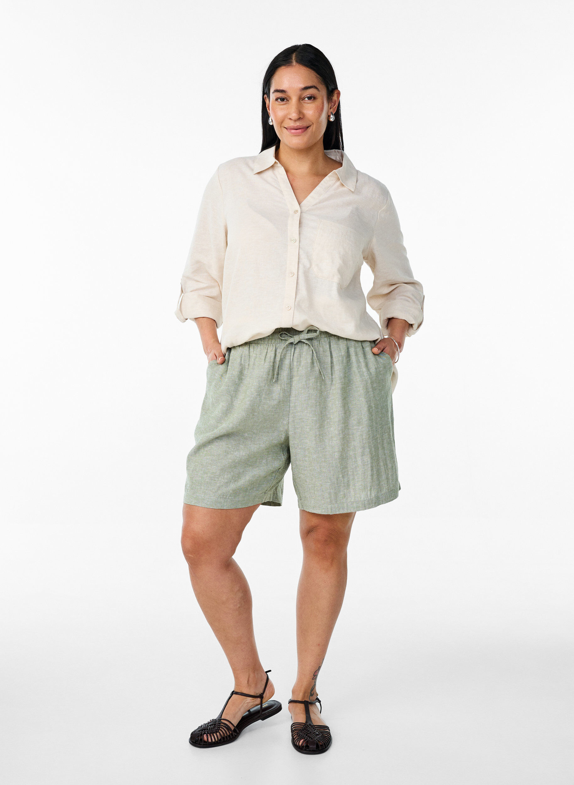 Zizzi L&oslash;se shorts i lin og viskose, Gr&oslash;nn, Model image number 1