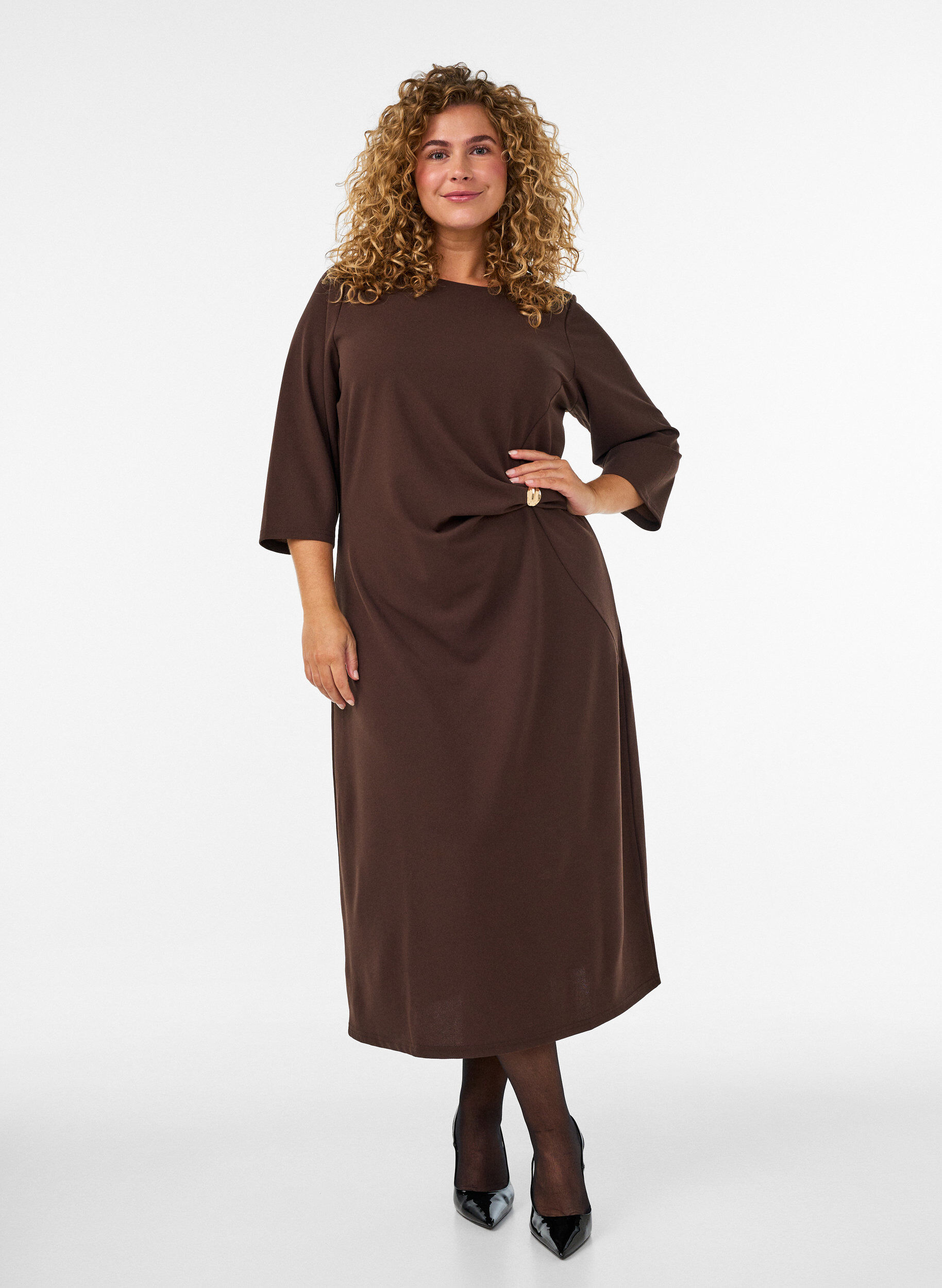 ZizziJerseykjole med drapering og dekorativ spenne, Brun, Model image number 0