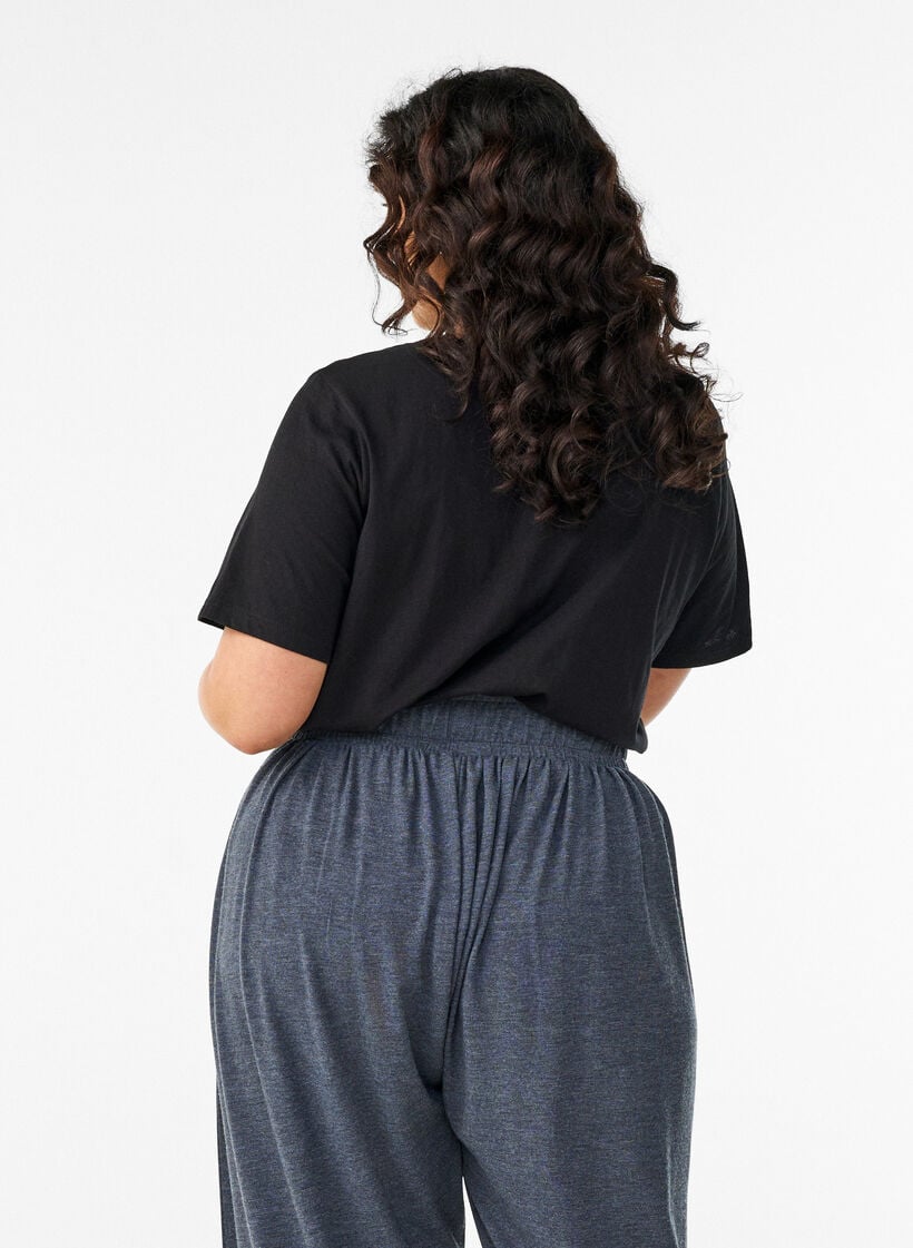 T-skjorte med trykk, Svart, Model image number 2