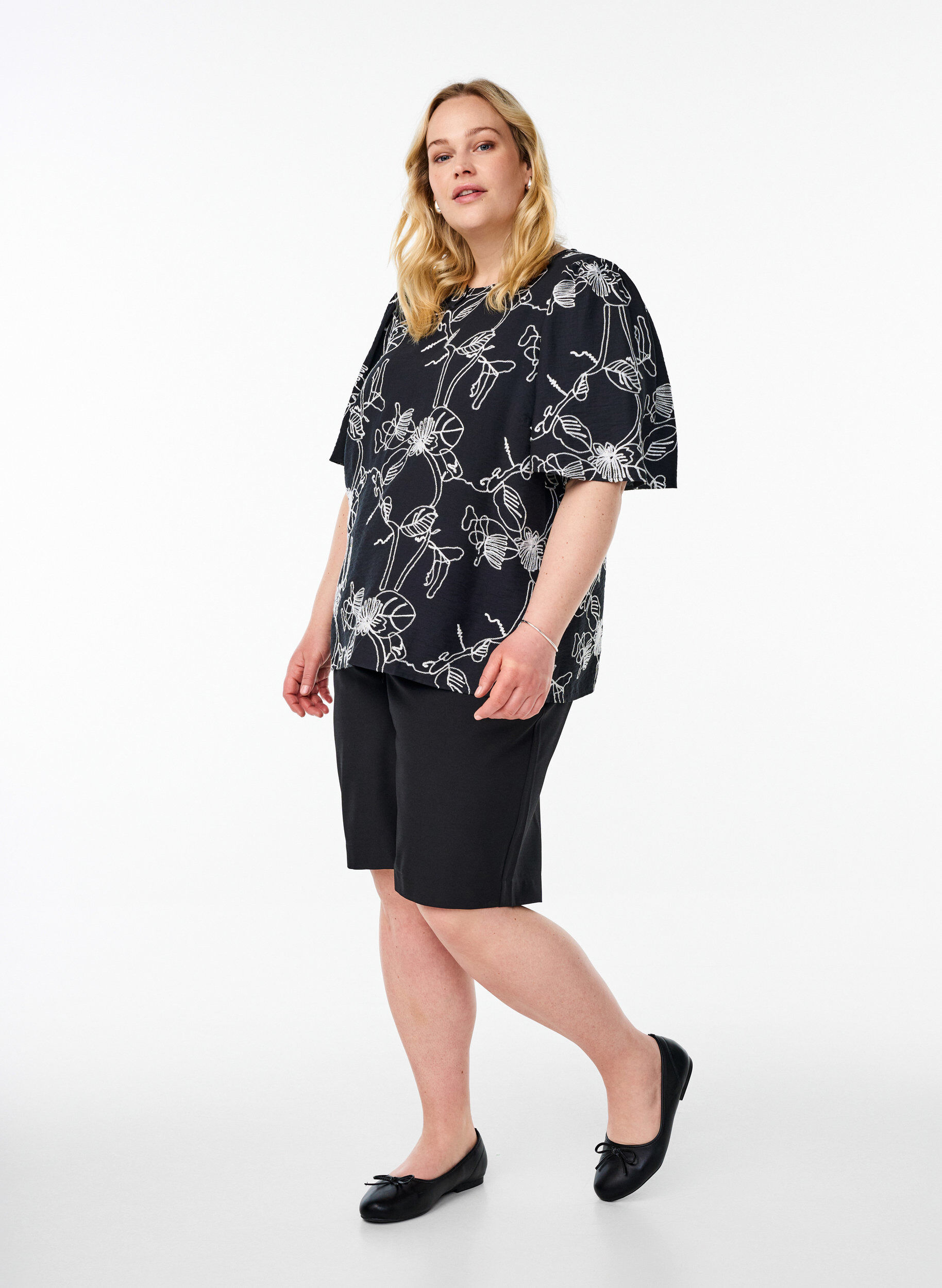ZizziKortermet bluse med brodert m&oslash;nster, Svart, Model image number 1