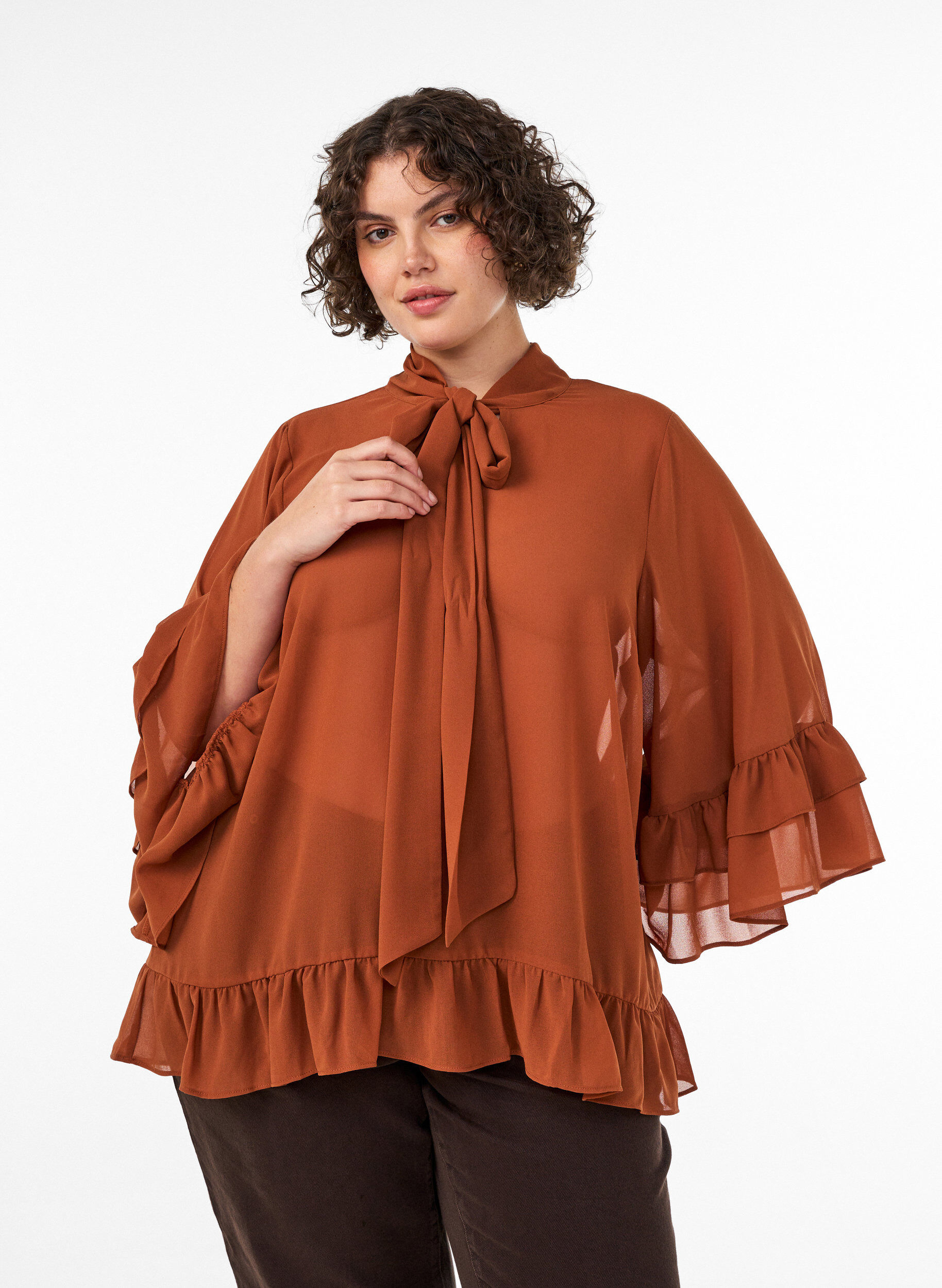 Bluse med b&aring;ndknyting og volangdetaljer, Brun, Model