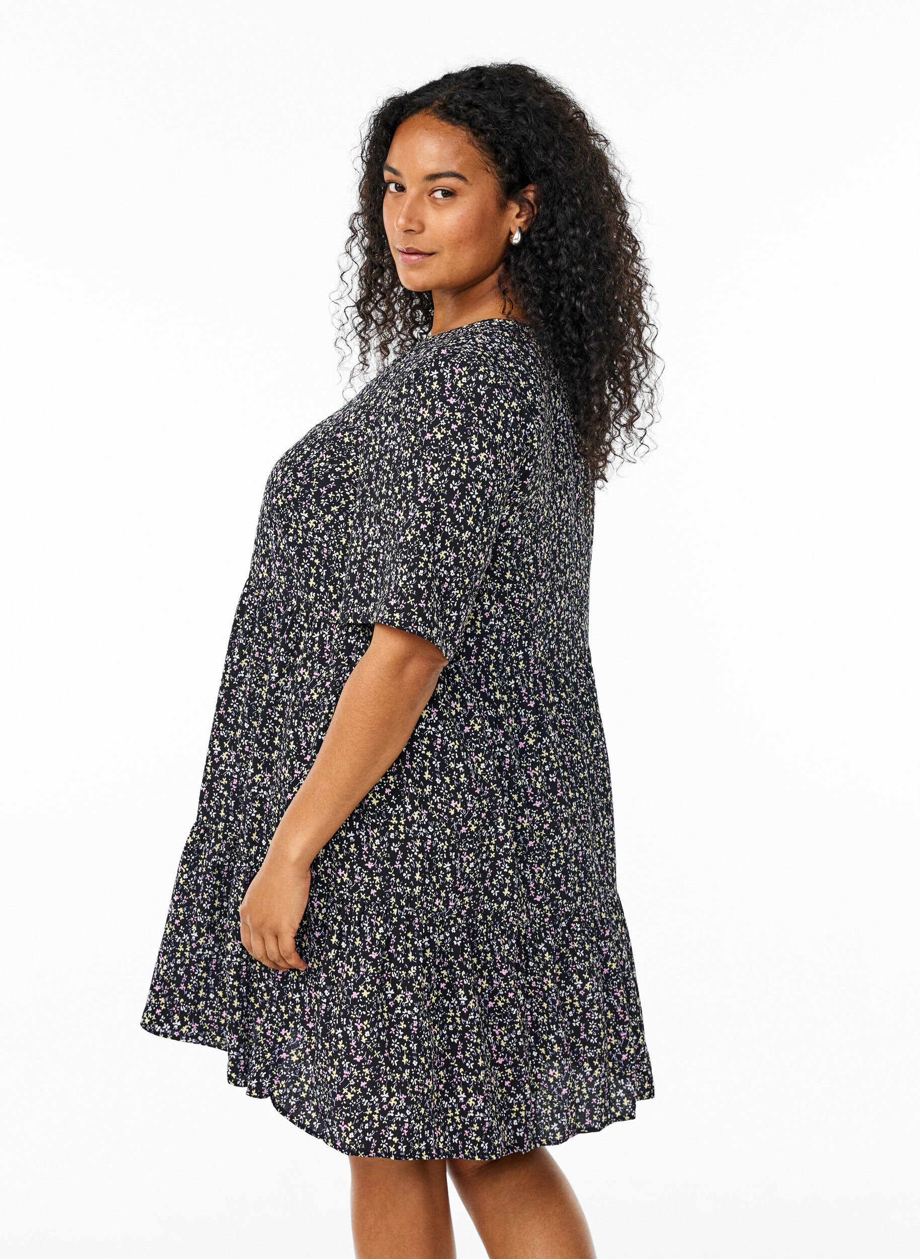 Zizzi Kortermet kjole med A-linesk&aring;ret snitt og snittlinjer, Svart, Model image number 2